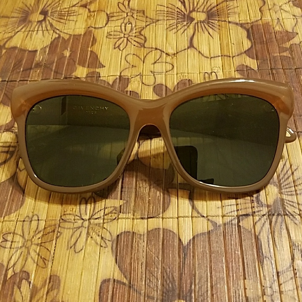 Givenchy . Gv 7051/s